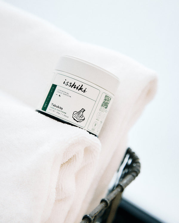 Container with 'isshiki' label on a blurred background