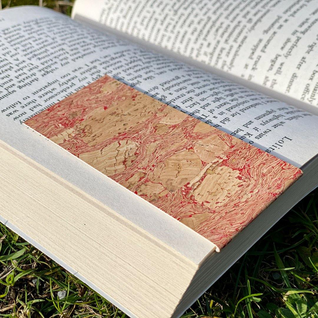 Magnetic cork bookmark. Never lose your page again. Eco-friendly, durable, and lightweight. Perfect for any book lover. Handmade in Portugal. Order now!