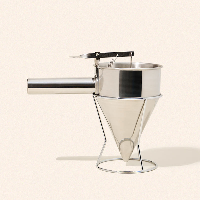 makesy stainless steel candle wax dispenser and stand with 36oz capacity on a clean work surface