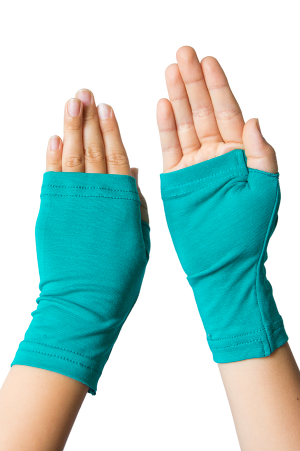 Soothe your child's itchy skin with Remedywear™ Kids Fingerless Gloves. Our hypoallergenic, breathable gloves provide gentle relief from eczema, psoriasis, and rashes. Made with TENCEL and zinc, they offer comfort and protection. Discover the difference today.