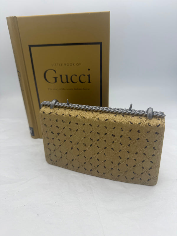 Chic Vegan Clutch Candle: Iconic Fragrances & Lasting Burn Time (85 Hours)