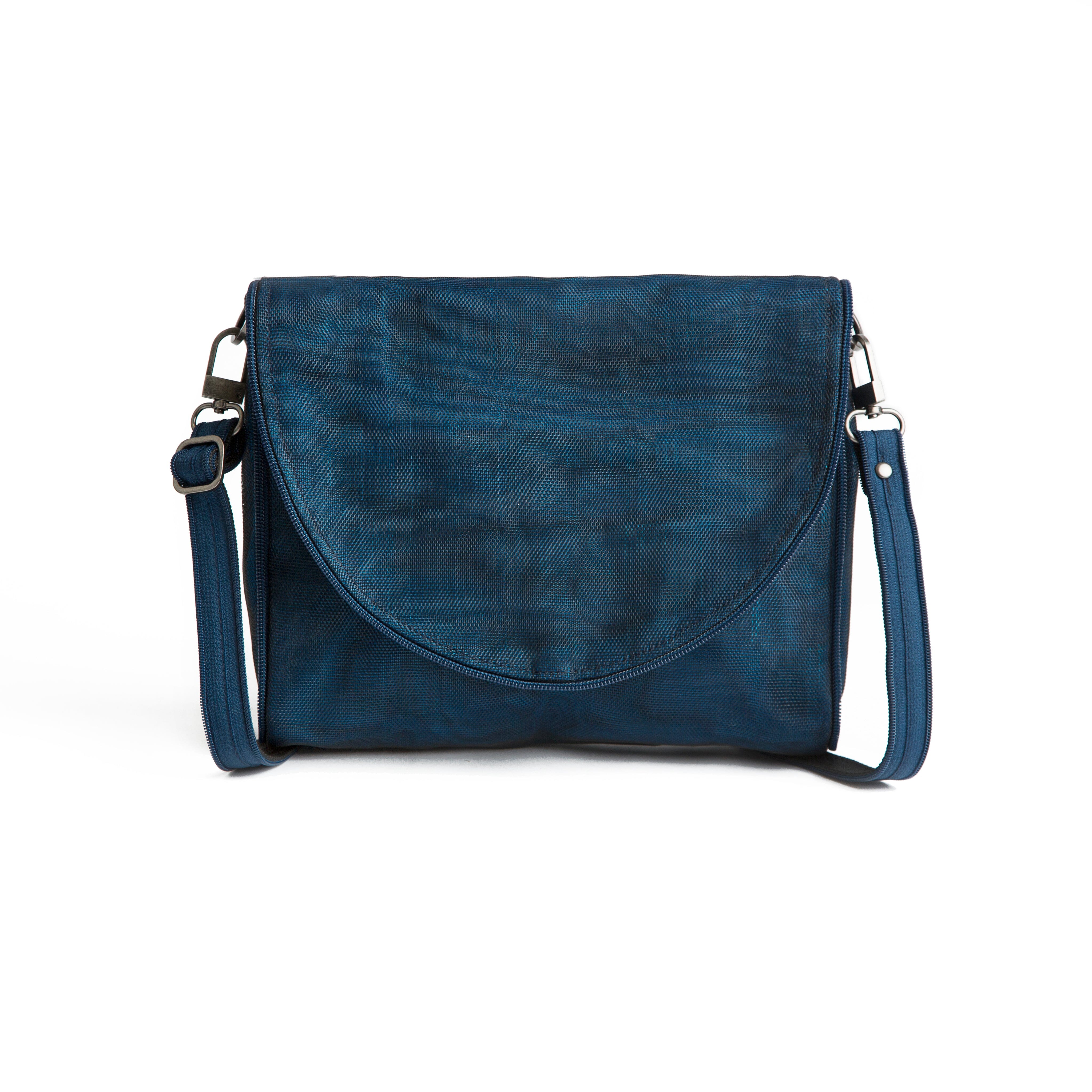 Discover the Ava Crossbody: a stylish and sustainable bag perfect for everyday adventures. With its unique net design and multiple compartments, it's the ideal accessory to complete your look.