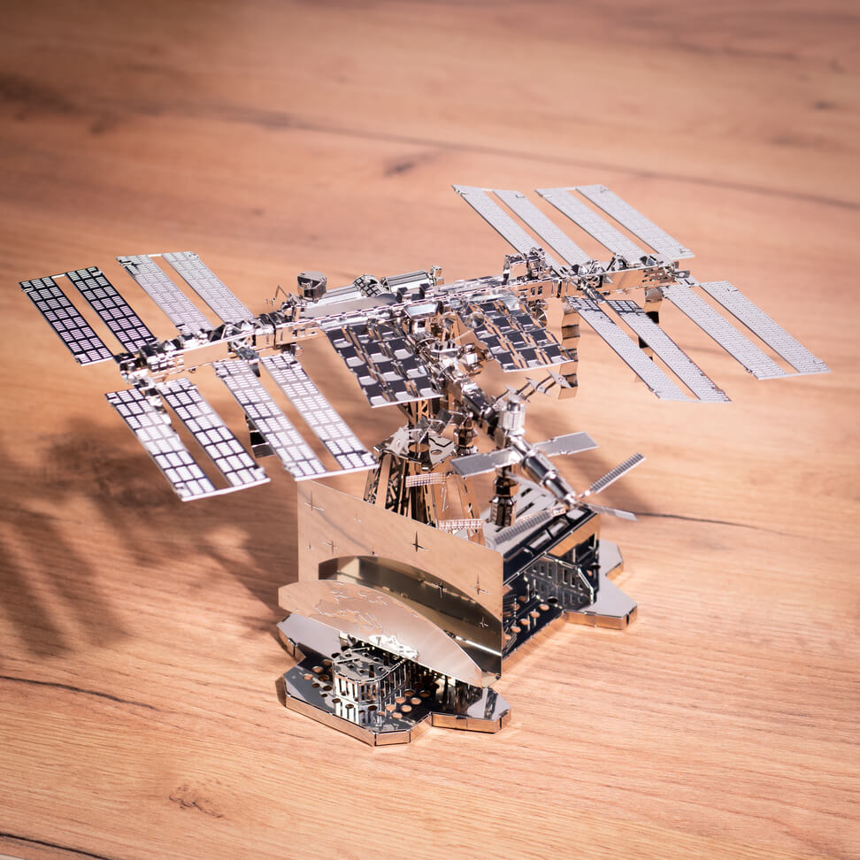 Astronauts Lodge Space Station Model Kit - Metal Time