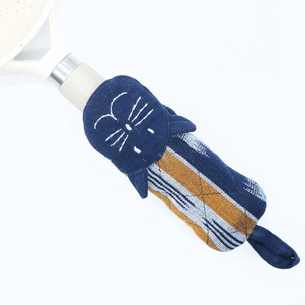 Protect your hands in style with our adorable Cat Skillet Handle Holder. This cute and functional kitchen accessory is made from sustainable cotton and supports ethical production.