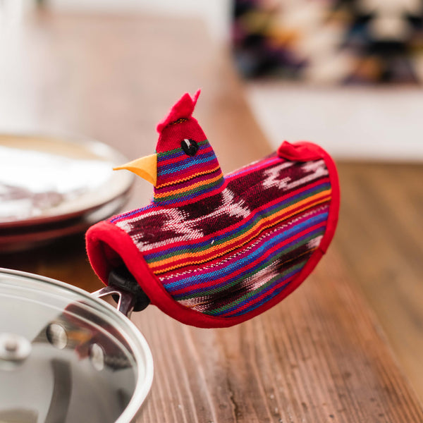 Protect your hands in style with our adorable Chicken Pot Holder. This handmade, eco-friendly pot holder features a charming chicken design and is perfect for adding a touch of farmhouse charm to your kitchen.