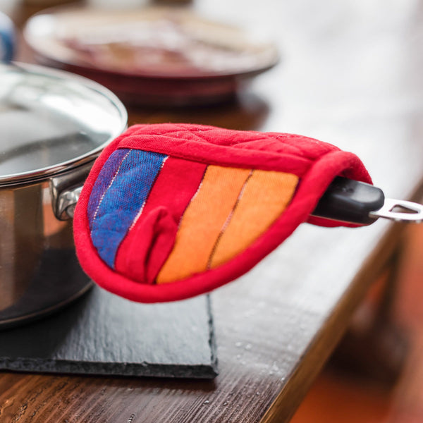 Protect your hands in style with our Double-Ended Oval Pot Holder. This versatile kitchen accessory is made from sustainable cotton and offers double the protection against heat.