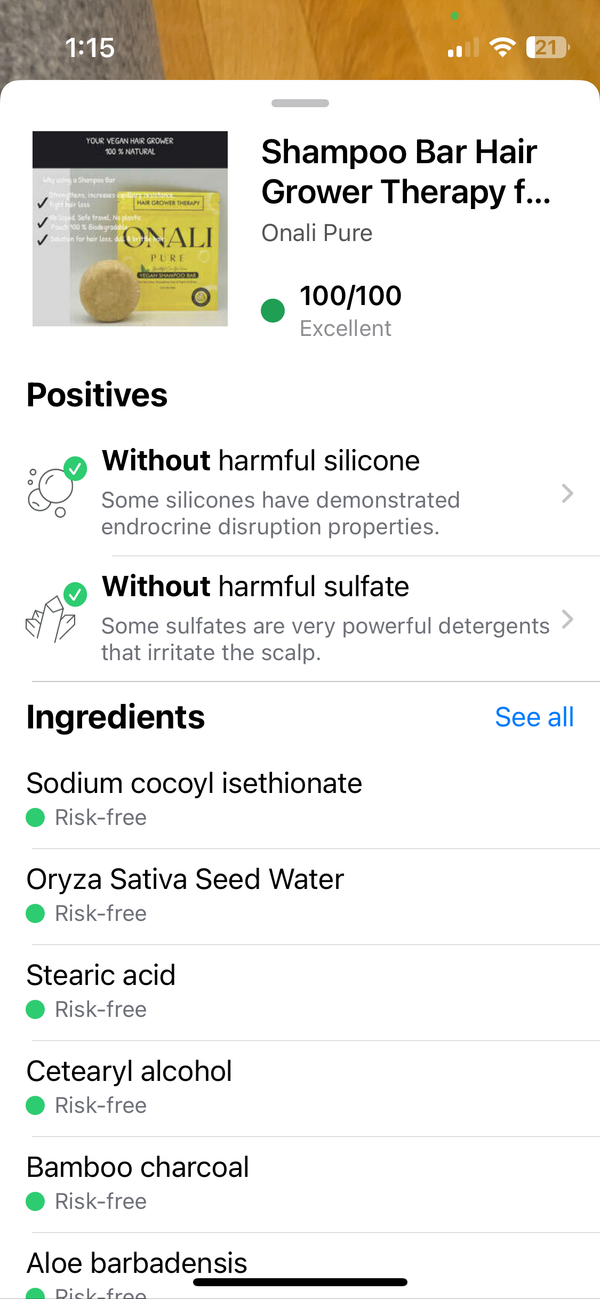 Product details screen of a shampoo bar with positive attributes and ingredient list on a smartphone app. yuka shampoo 100/100 Excelelnt product, without harmful silicone