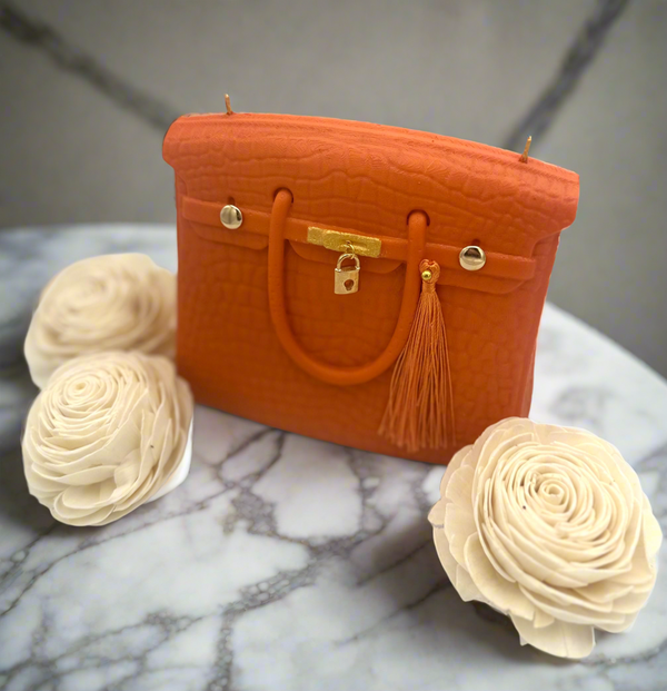 Striking Vegan Purse Candle: Metallic Accents & Long-lasting Fragrance (200 Hours)