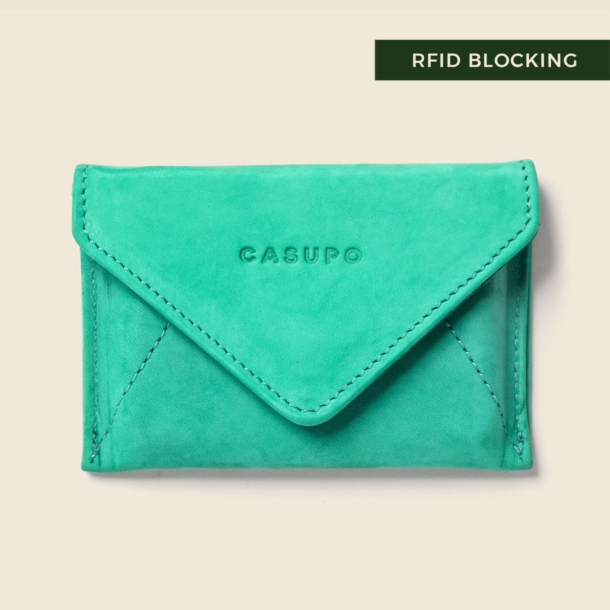 Green cardholder with 'CASUPO' branding on a beige background