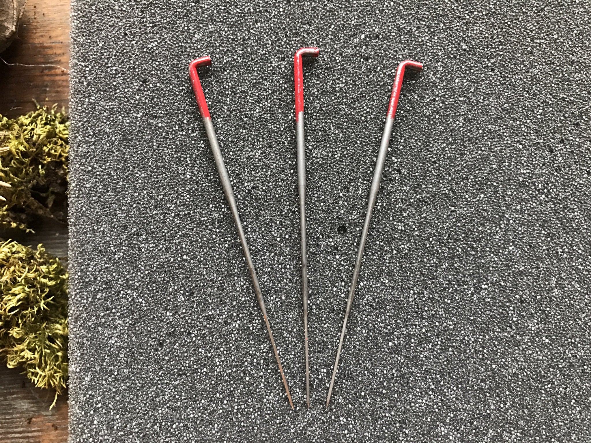 Close view of 36-gauge triangle felting needles for needle felting wool roving