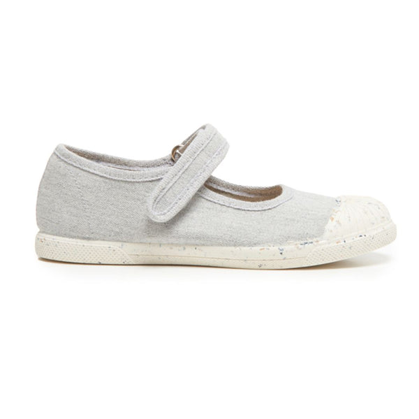 Eco-friendly fun starts with the Grey Canvas Mary Jane Sneakers by Childrenchic! Made with recycled textiles & sustainable practices, these comfy & stylish shoes are perfect for playful adventures. Shop now & make a difference!
