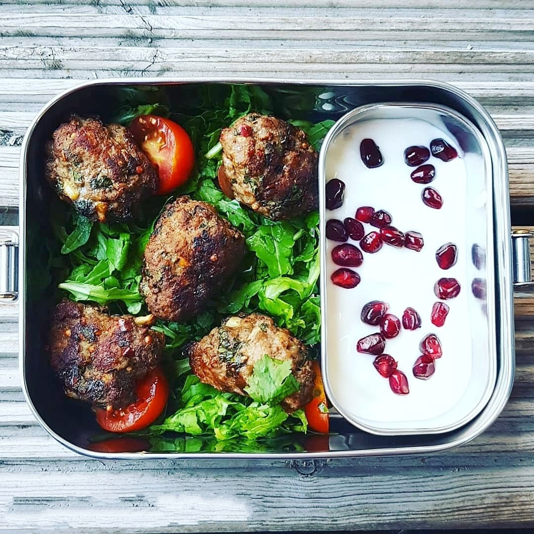 Ecozoi stainless steel lunch box in use outdoors, sustainable zero-waste lunchware