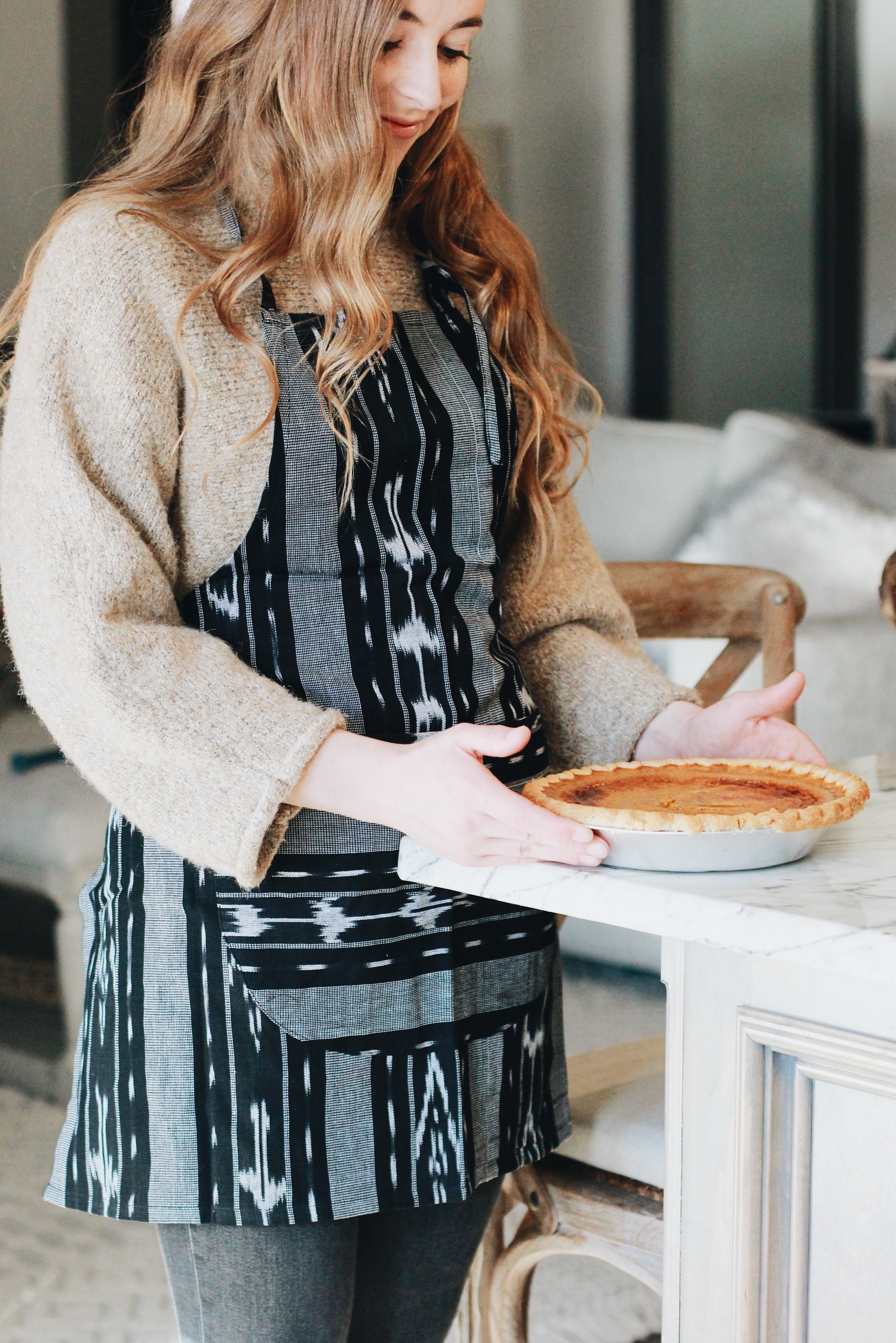 Add a splash of color to your kitchen with our beautiful handwoven Guatemalan apron. This stylish and functional apron is perfect for any home cook.