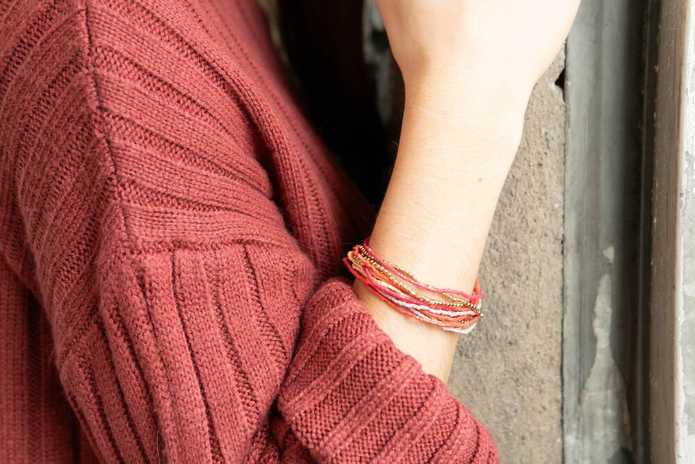 Close-up of nickel-free elastic bracelets with colourful glass and brass beads from Fair Anita's India Collection