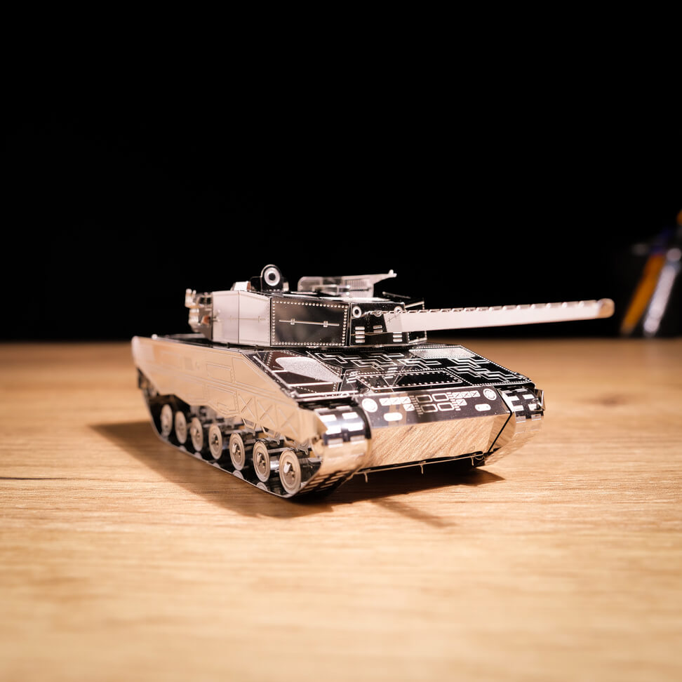 Assembled Leopard 2 metal tank model