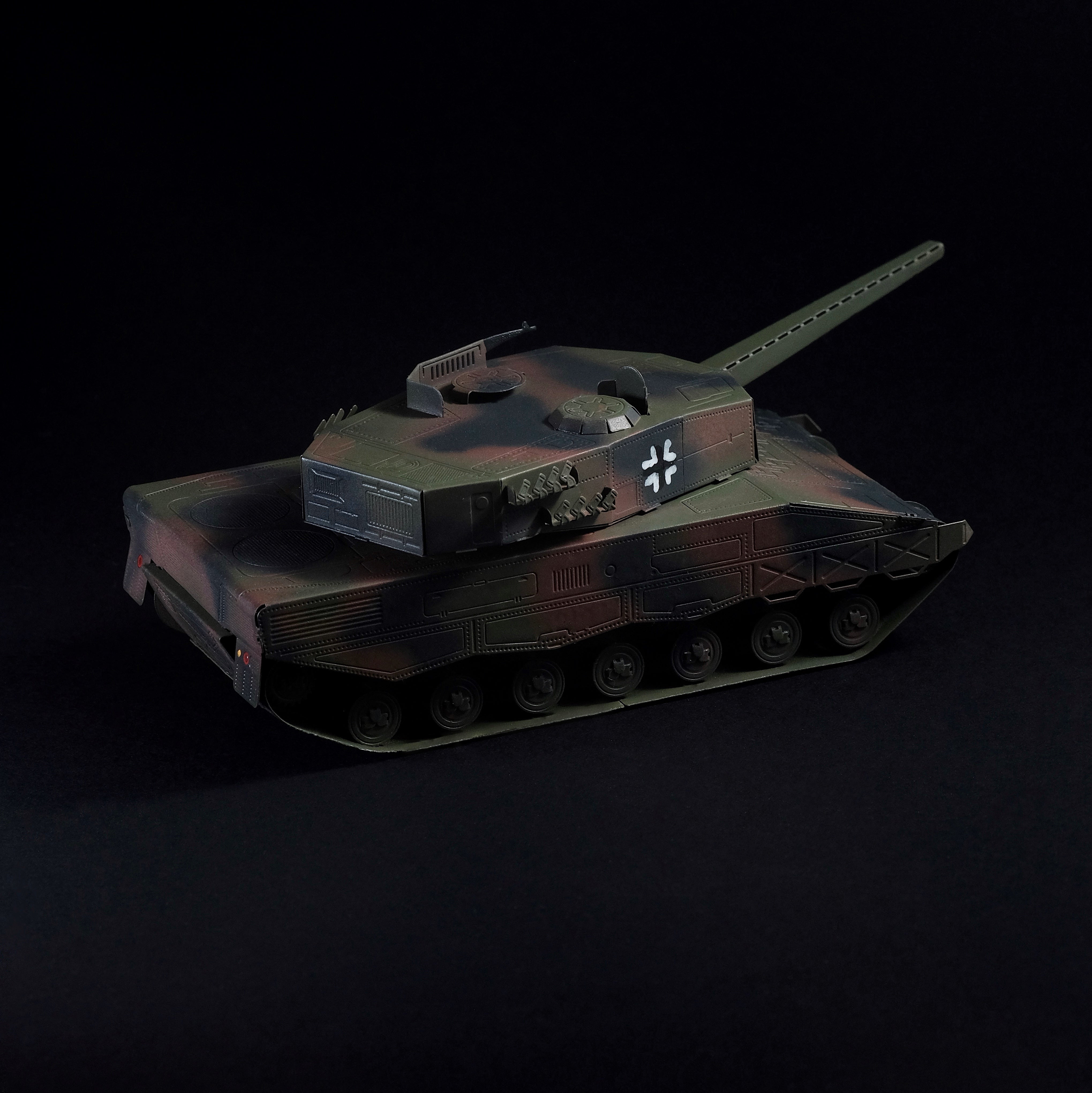 Painted Leopard 2 metal model kit close-up
