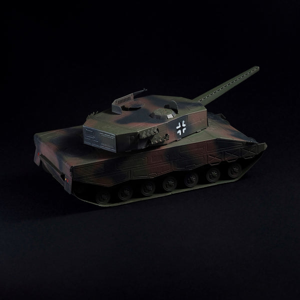 Painted Leopard 2 metal model kit close-up