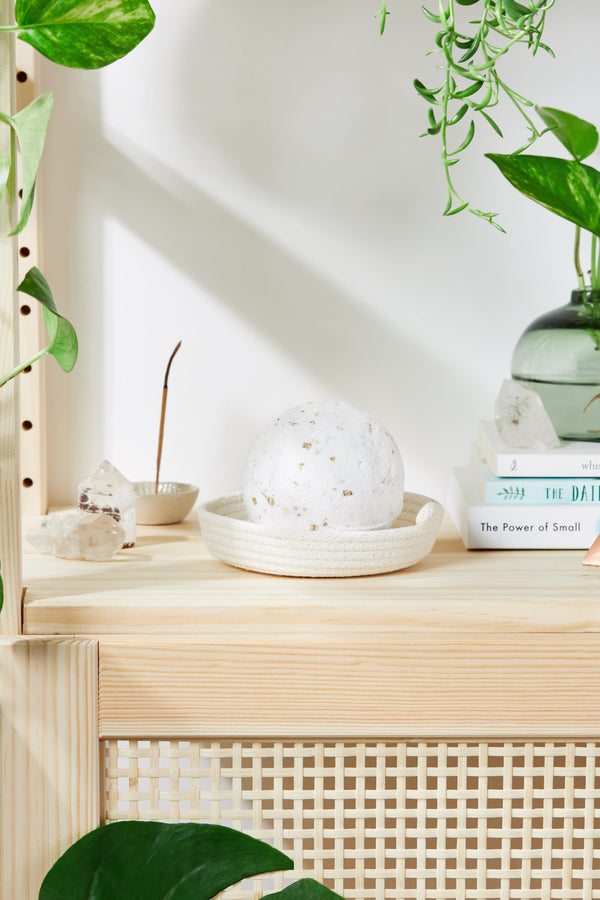 Oat and honey bath fizz with cocoa butter for sensitive and dry skin