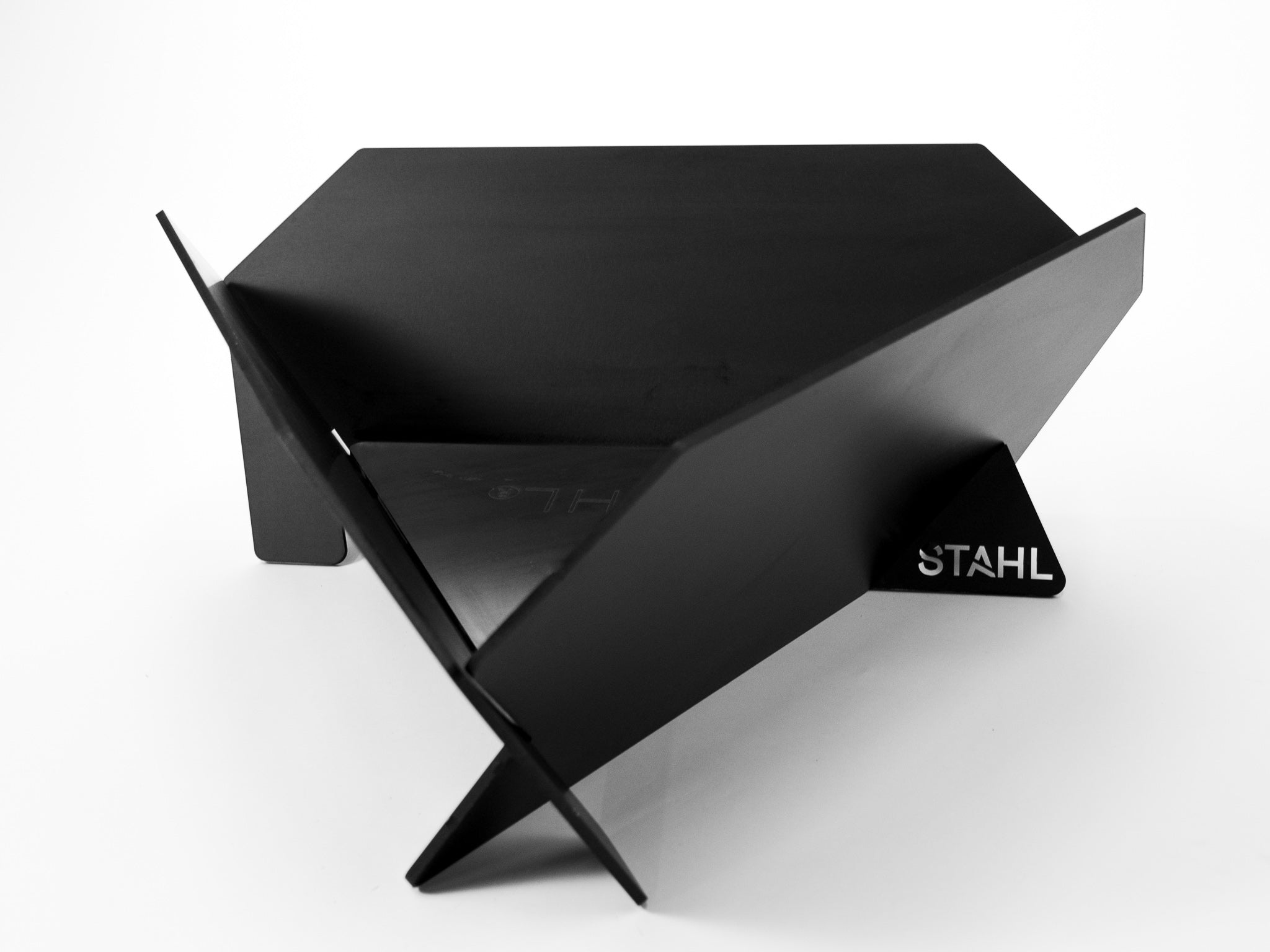 Black modern chair with 'Stahl' branding on a white background