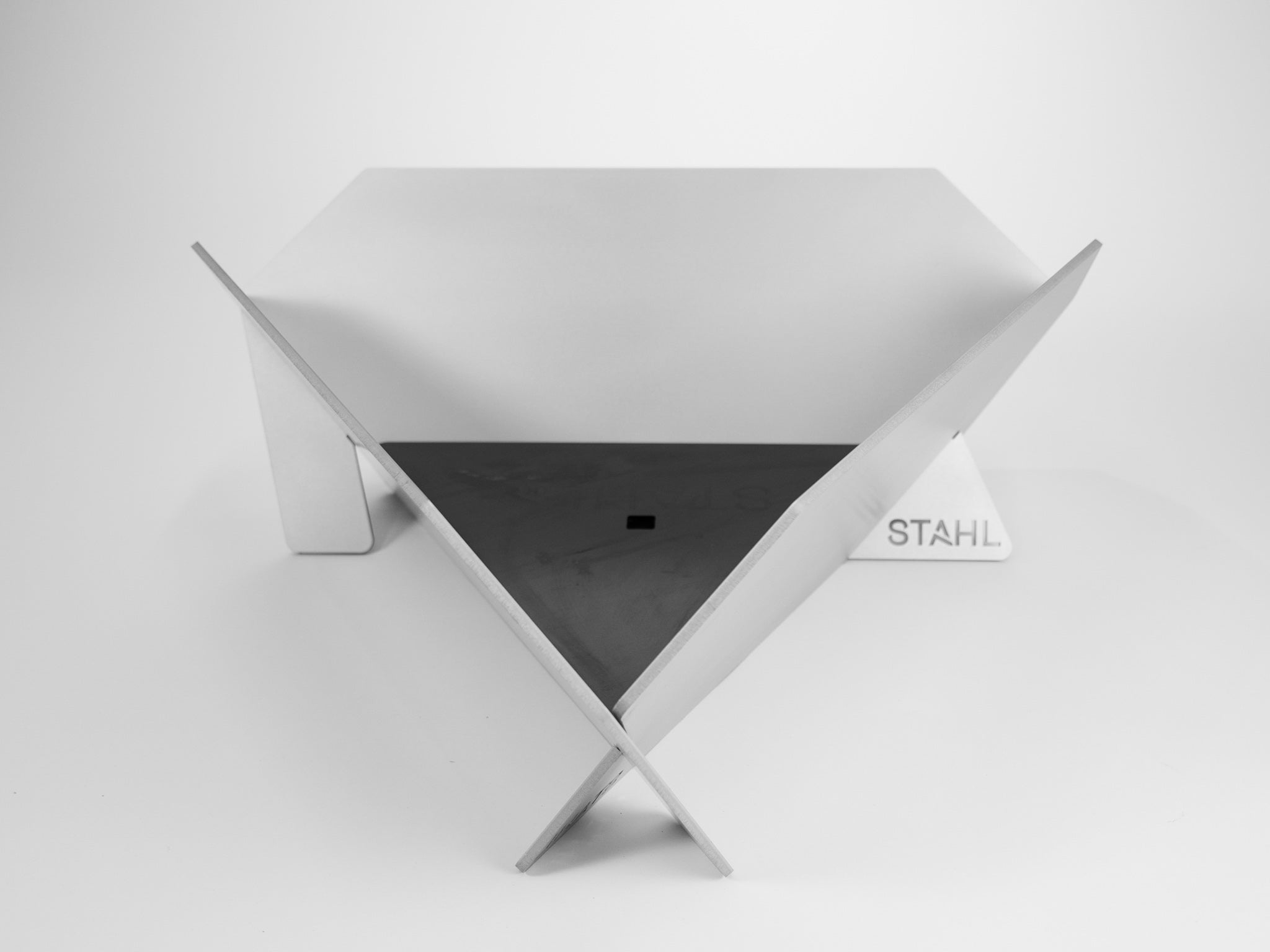 Modern chair with geometric design on a white background, featuring the brand 'STRAHL'.