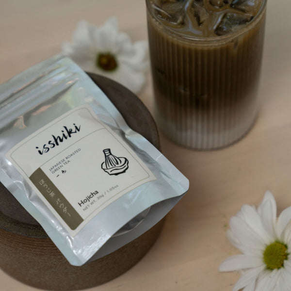 Isshiki Matcha Hojicha roasted green tea powder in a serving setting