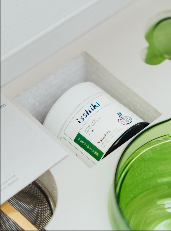Container with 'isshiki' branding on a white surface with green elements.