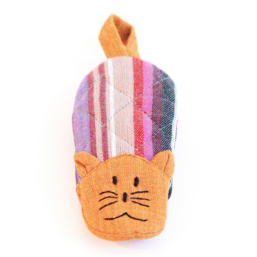 Protect your hands in style with our adorable Cat Skillet Handle Holder. This cute and functional kitchen accessory is made from sustainable cotton and supports ethical production.