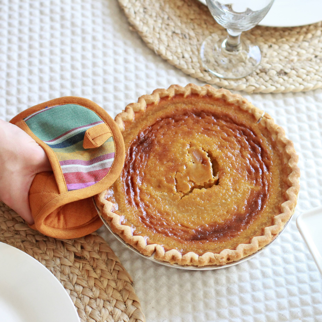 Protect your hands in style with our Double-Ended Oval Pot Holder. This versatile kitchen accessory is made from sustainable cotton and offers double the protection against heat.