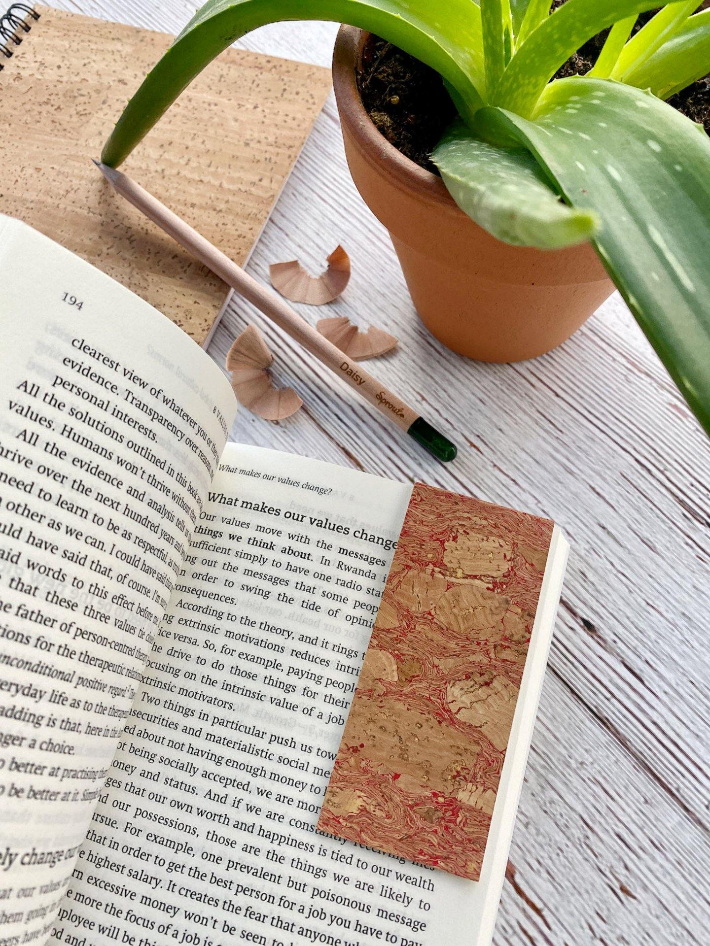 Magnetic cork bookmark. Never lose your page again. Eco-friendly, durable, and lightweight. Perfect for any book lover. Handmade in Portugal. Order now!