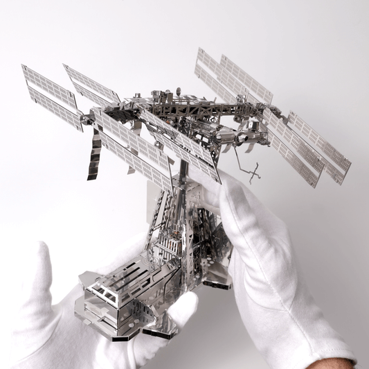 Astronauts Lodge Space Station Model Kit - Metal Time