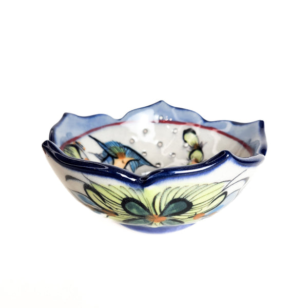 Discover the beauty and functionality of our Guatemalan Stoneware Berry Bowl. This handcrafted bowl is perfect for serving fruits, salads, or as a decorative piece.