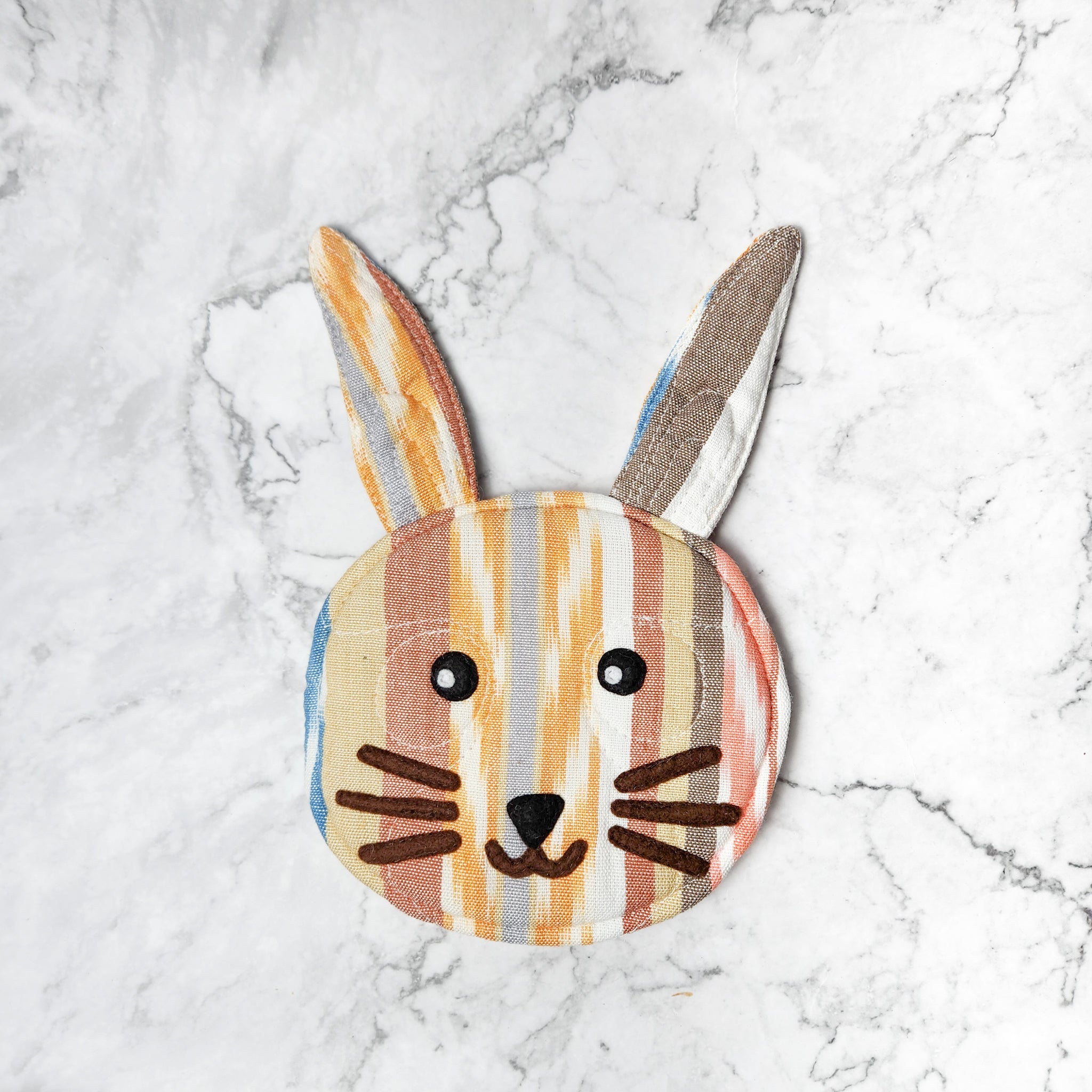 Protect your surfaces and add a touch of charm with our Bunny Dual-Purpose Trivet and Pot Holder. This adorable accessory is perfect for any kitchen and supports ethical production.