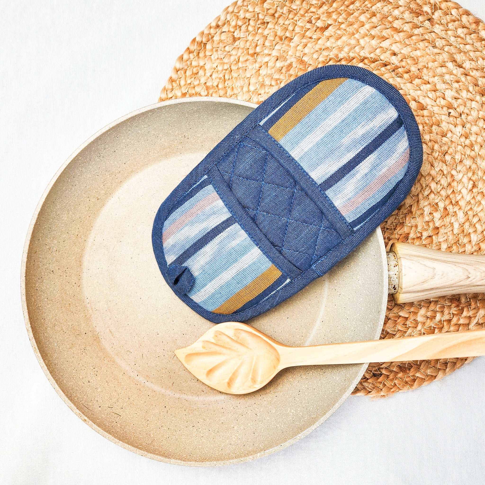 Protect your hands in style with our Double-Ended Oval Pot Holder. This versatile kitchen accessory is made from sustainable cotton and offers double the protection against heat.