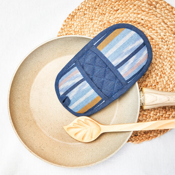 Protect your hands in style with our Double-Ended Oval Pot Holder. This versatile kitchen accessory is made from sustainable cotton and offers double the protection against heat.