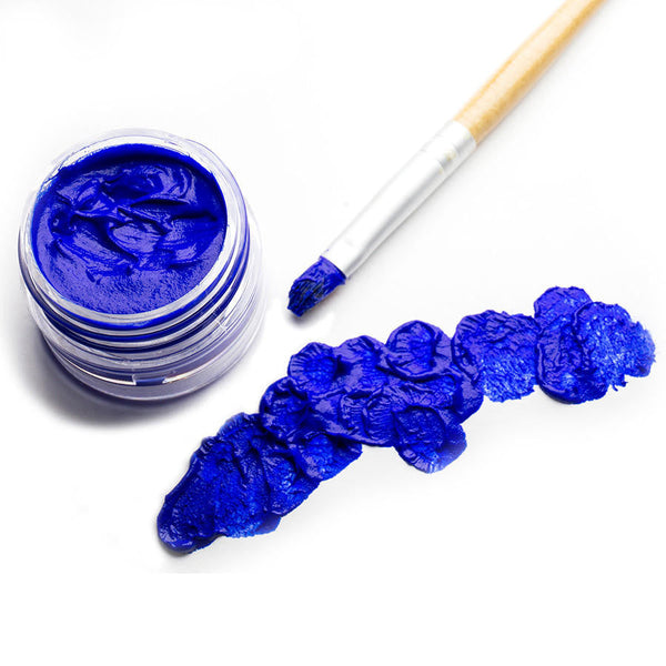 Blue cosmetic cream in a jar with a brush沾取了一些在白色背景上