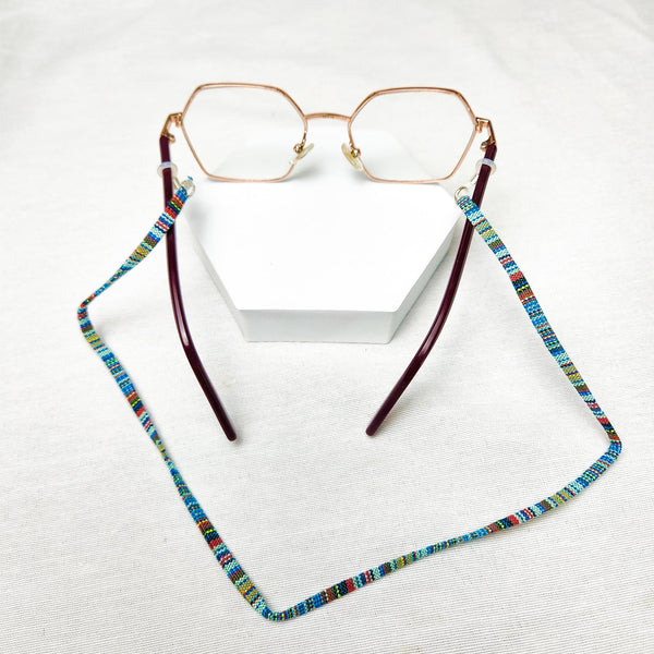 Protect your glasses in style with our handwoven Guatemalan eyeglass holder. This unique and sustainable accessory is perfect for any home.