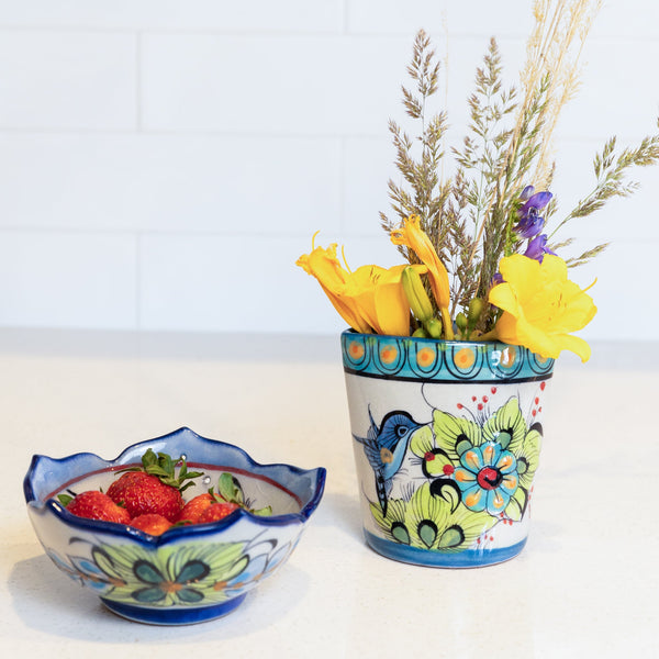 Discover the beauty and functionality of our Guatemalan Stoneware Berry Bowl. This handcrafted bowl is perfect for serving fruits, salads, or as a decorative piece.