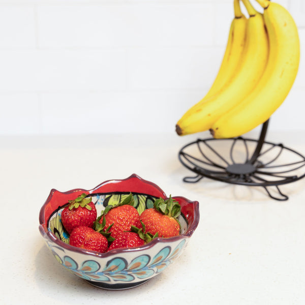 Discover the beauty and functionality of our Guatemalan Stoneware Berry Bowl. This handcrafted bowl is perfect for serving fruits, salads, or as a decorative piece.