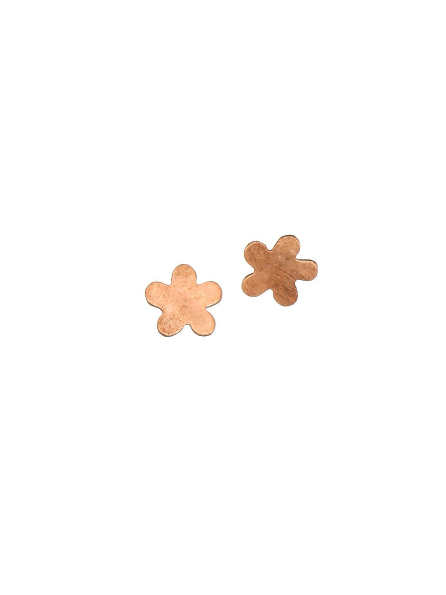 Close-up of Flower Power copper stud earrings – 100% recycled materials, approx. 1.1cm