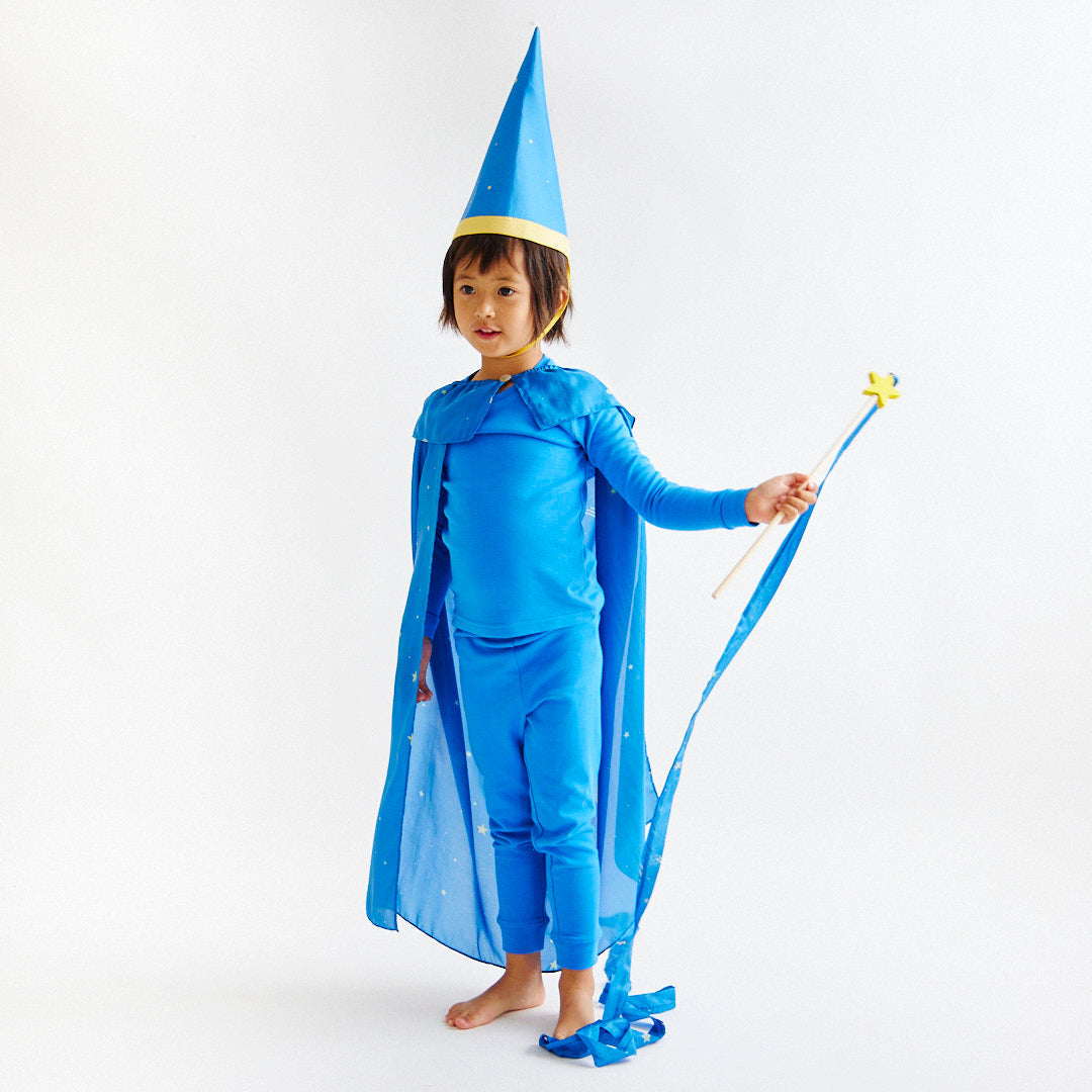 Transform your child into a mystical wizard with our Star Wizard Costume. This enchanting set includes a cape and hat, perfect for dress-up, Halloween, and imaginative play.