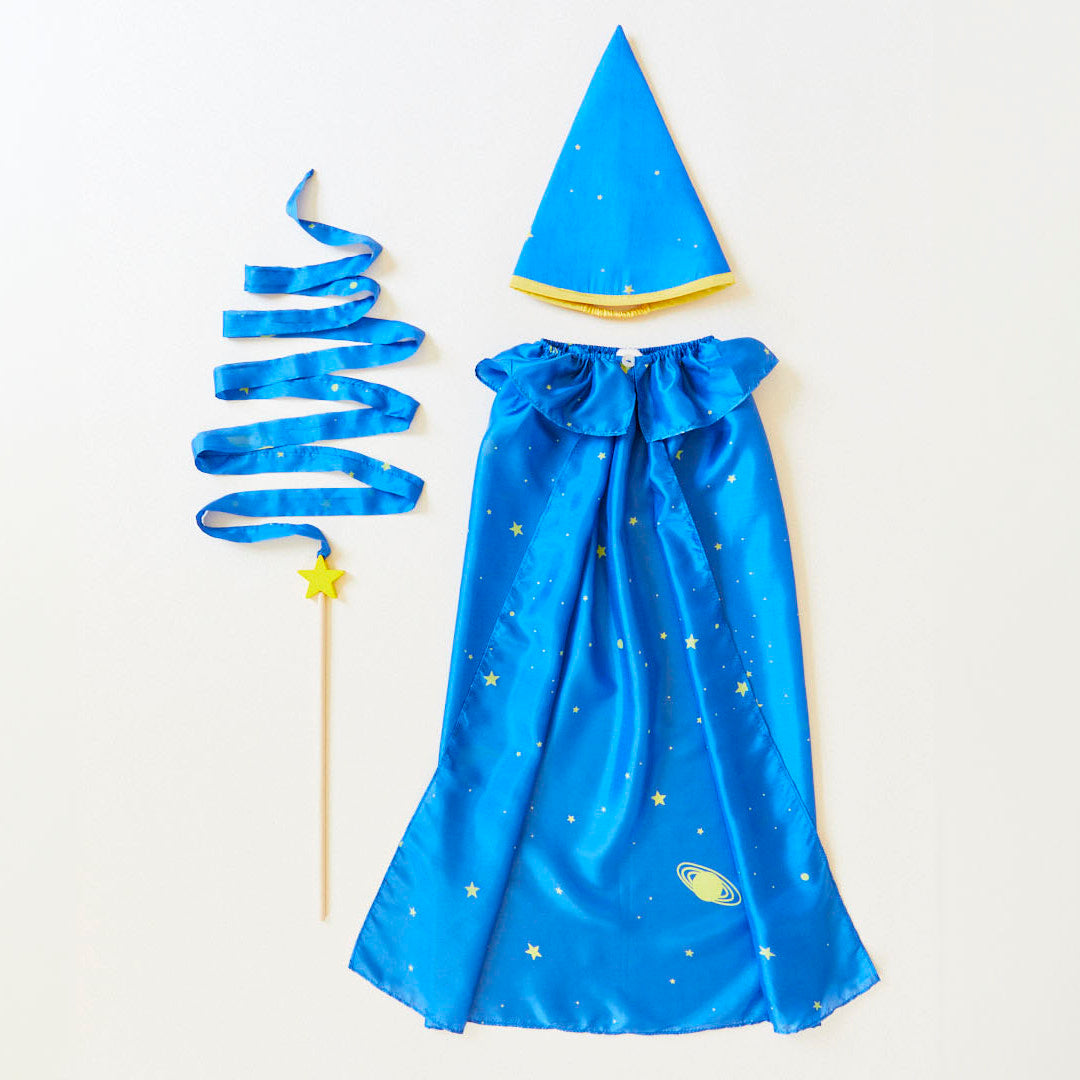 Transform your child into a mystical wizard with our Star Wizard Costume. This enchanting set includes a cape and hat, perfect for dress-up, Halloween, and imaginative play.