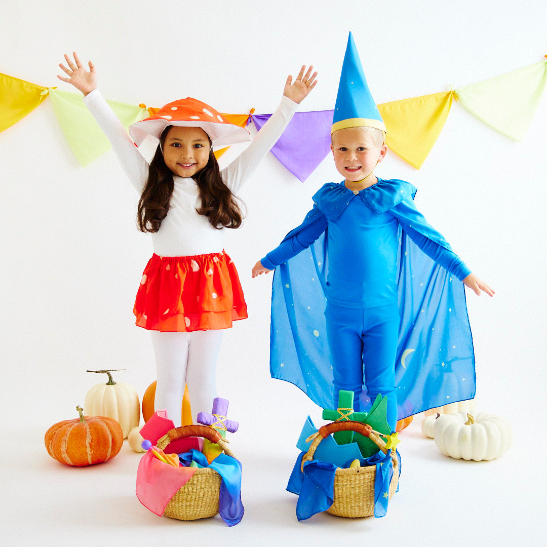 Transform your child into a mystical wizard with our Star Wizard Costume. This enchanting set includes a cape and hat, perfect for dress-up, Halloween, and imaginative play.