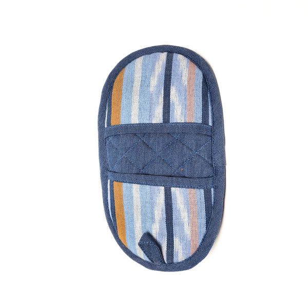 Protect your hands in style with our Double-Ended Oval Pot Holder. This versatile kitchen accessory is made from sustainable cotton and offers double the protection against heat.