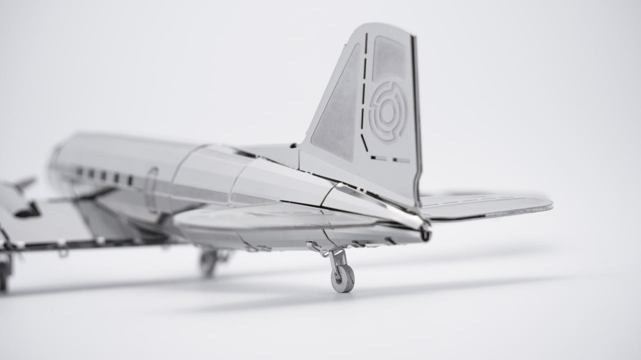 Douglas DC-3 mechanical model kit display view