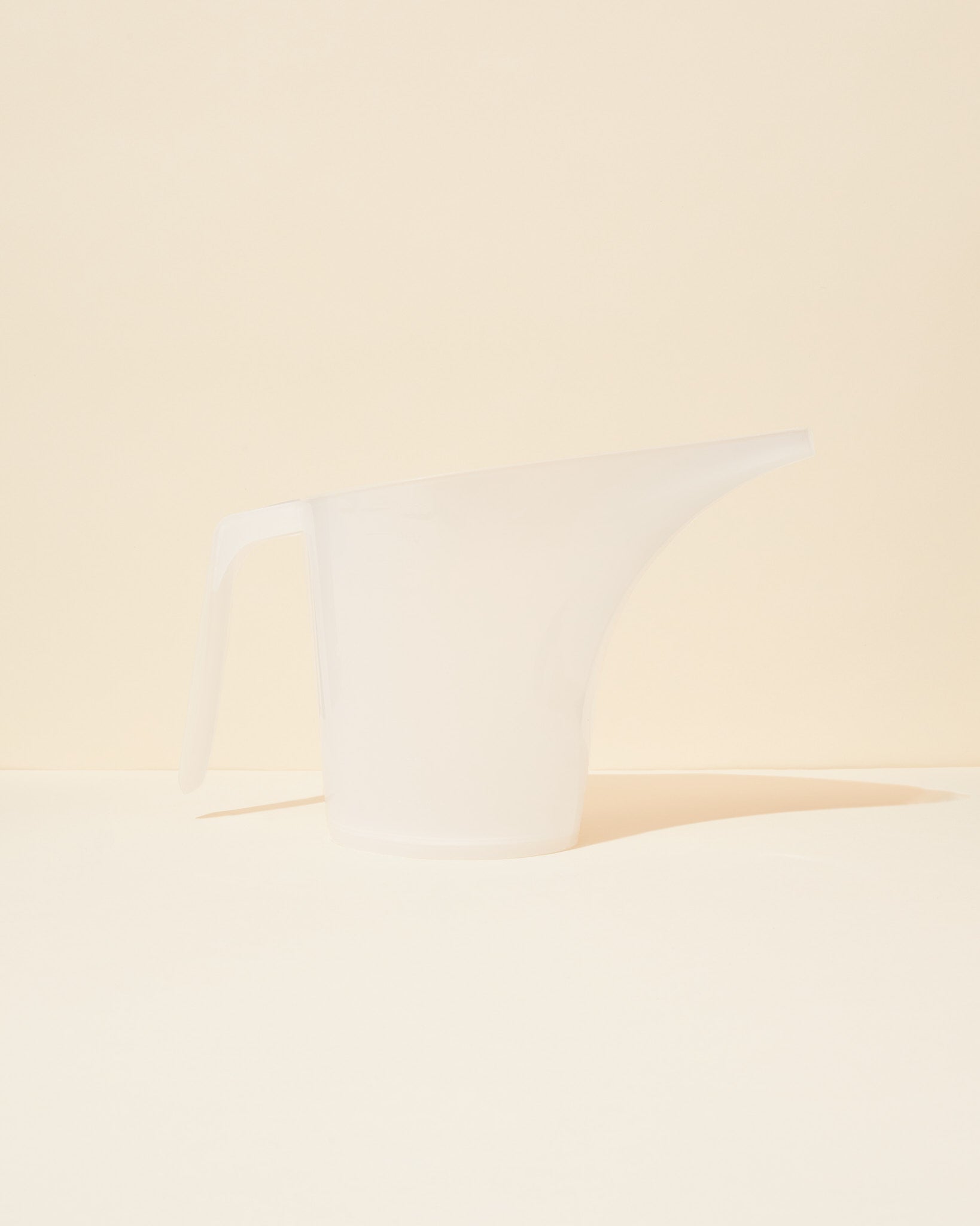 makesy 2lb food-grade plastic pouring pitcher for small-batch candle making