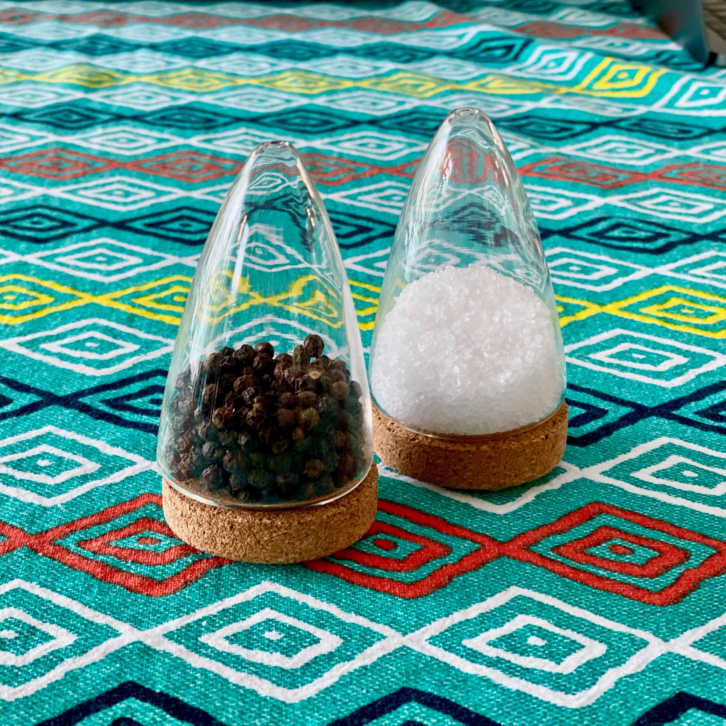 Ditch the dull! BOEIEN shakers by PuiK turn seasoning into an art form. Mouth-blown glass meets playful cork in this unique set. Tilt-worthy design & chic style. Elevate your kitchen & impress guests. Shop now!