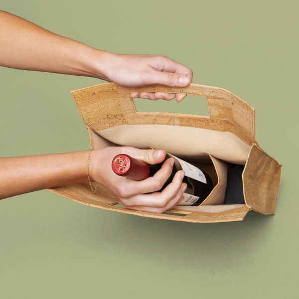 Stylish and sustainable cork wine tote for three bottles. Protects your wine during transportation. Perfect for wine lovers and gift-giving. Handmade in Portugal. Order now!