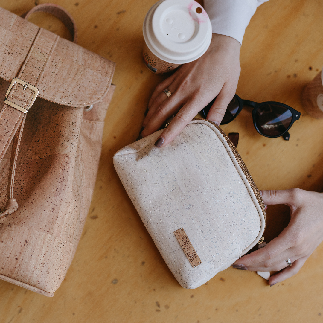 Eco-friendly cork cosmetic bag with mirror. Perfect for travel and everyday use. Stylish, durable, and lightweight. Organize and protect your makeup essentials. Order now!