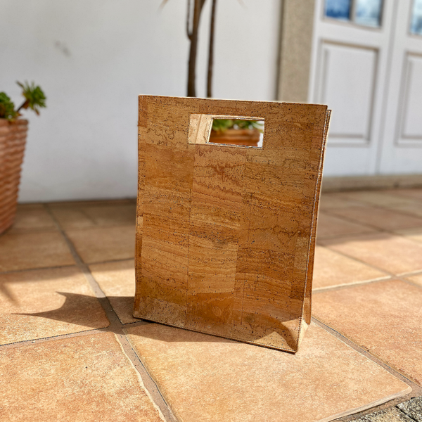 Stylish and sustainable cork wine tote for three bottles. Protects your wine during transportation. Perfect for wine lovers and gift-giving. Handmade in Portugal. Order now!