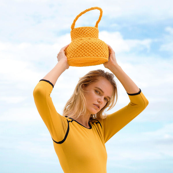 PETITE NAGA Macrame Vessel Basket Bag, en Sunshine Yellow - Ecológico y de comercio justo
